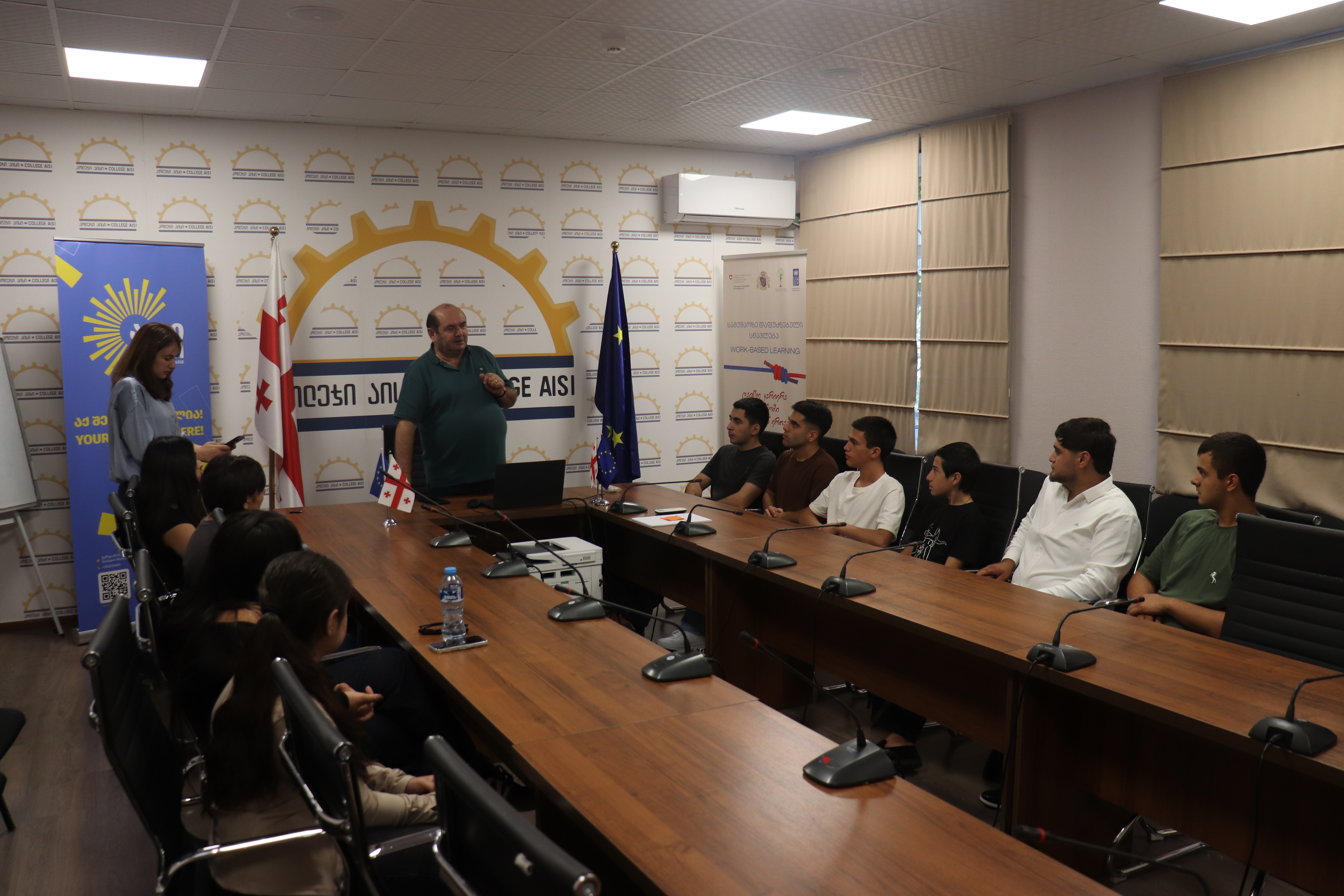 სასწავლო პროცესის დაწყების ფარგლებში კოლეჯის დირექტორი ახალ სტუდენტებს შეხვდა
